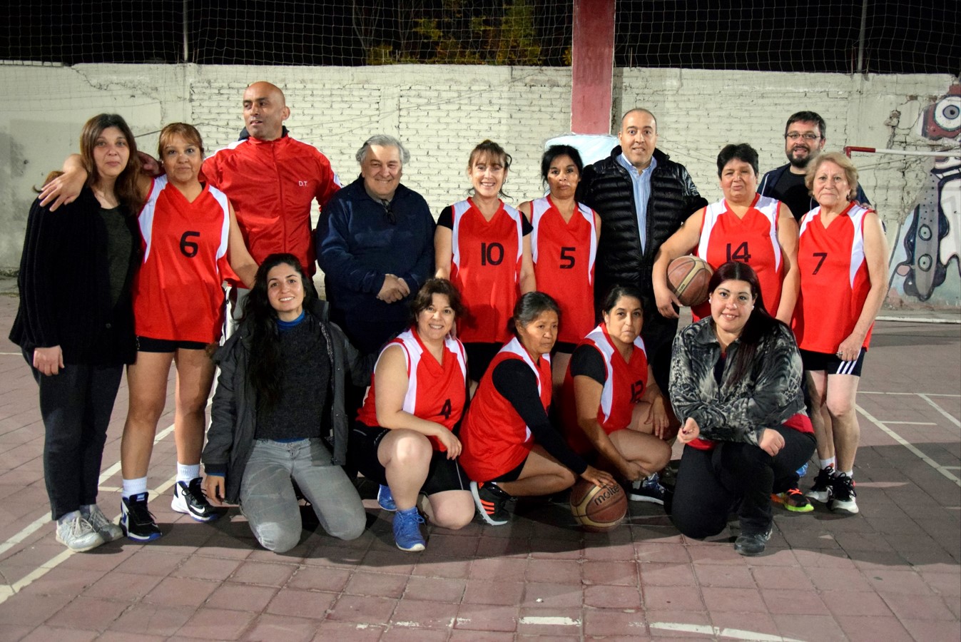 El equipo de básquetbol femenino de la categoría +50 del Club Social y Deportivo Juventud Pedro Molina festeja el triunfo junto a la Comisión Directiva. Están las jugadoras Patricia Jofré, Marina López, María Condorí, Cristina Perrota, Estela Quintana, Natalia Zalazar, Estela Alonso y Roxana Travaglini, el técnico Marcos Jofré y los dirigentes Griselda Dafuncchio (presidenta) y Gustavo Arenas (vicepresidente), entre otros.