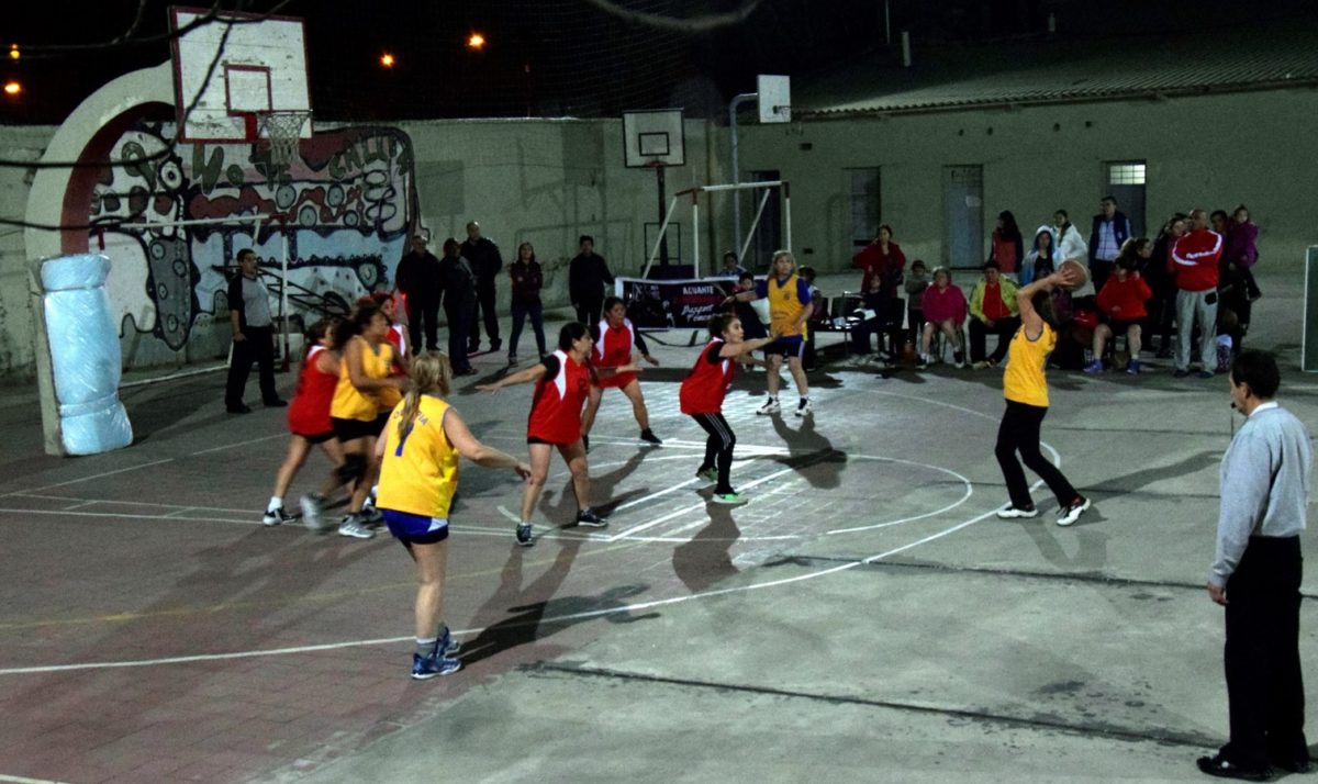 Instancia del partido de básquetbol femenino de la categoría +50 en el que el local Club Social y Deportivo Juventud Pedro Molina (camiseta rojiblanca) derrotó a Olimpia por 57 a 51