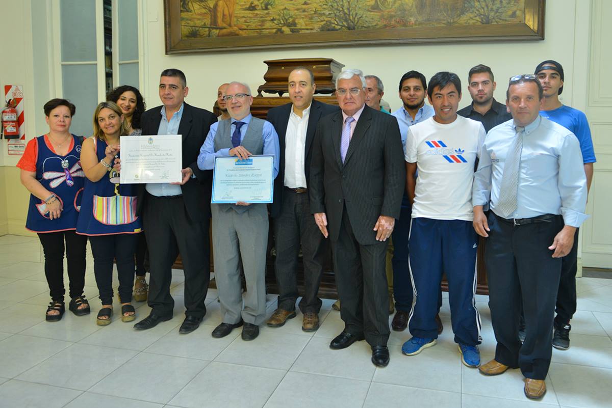 El equipo de trabajo de la Fundación Hospital Dr. Humberto J. Notti, junto al senador Gustavo Arenas, muestra las distinciones que recibió en la Legislatura en reconocimiento a su labor social