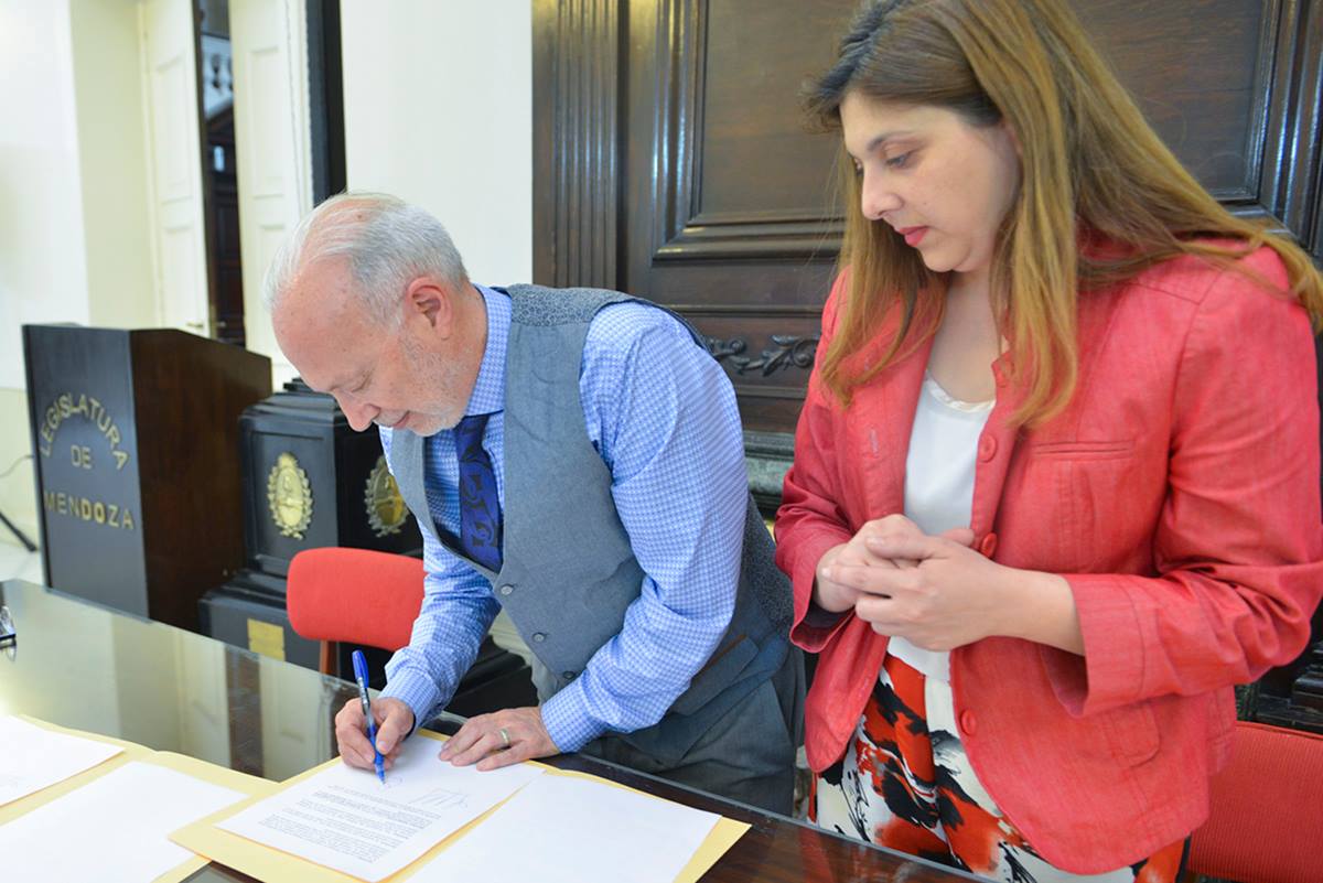 Firman el Convenio de Cooperación: Ricardo Zuppa Pte. Fundación Notti y Griselda Daffunchio Pta. Club Pedro Molina