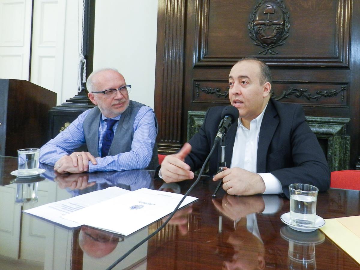 El titular de la Fundación Hospital Dr. Humberto J. Notti, Ricardo Zuppa, y el senador Gustavo Arenas (FPV-PJ) presiden el acto de entrega de la distinción de la Cámara Alta a aquella institución solidaria sin fines de lucro, que cumple 14 años.